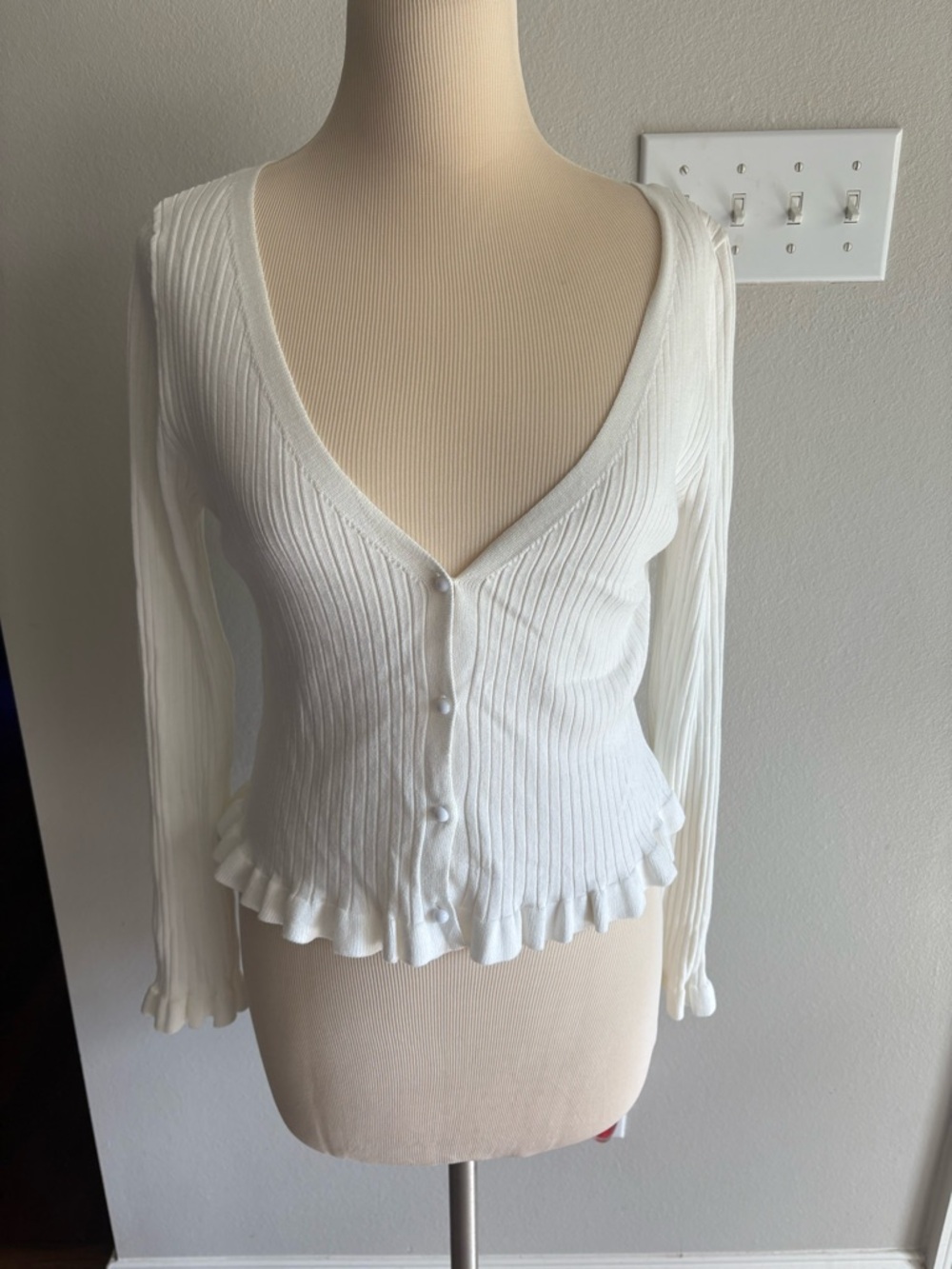 Divided H&M off white deep V ribbed long sleeve cardigan sweater Woman’s Medium